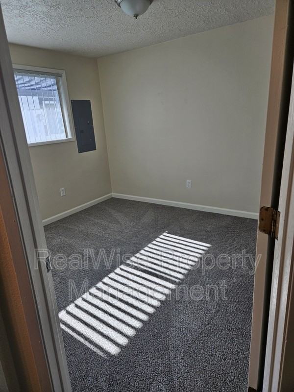 542 Ne Anderson St - Photo 2 of 12