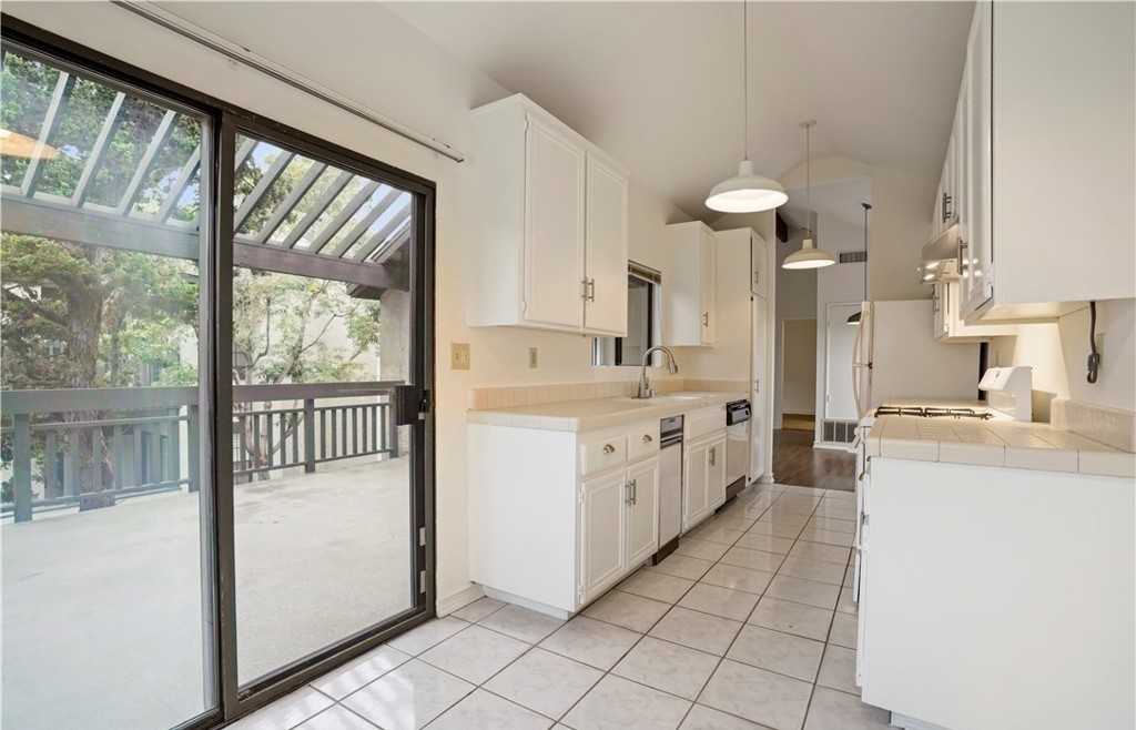 2512 W Macarthur Blvd - Photo 2 of 7