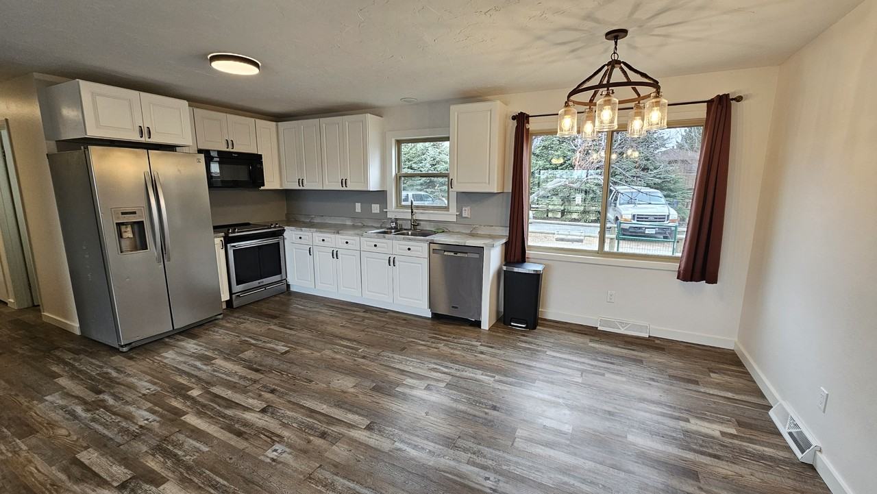 2121 Wallace St - Photo 3 of 14