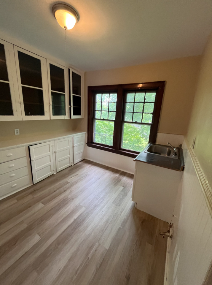 490 E Ferry St - Photo 2 of 12