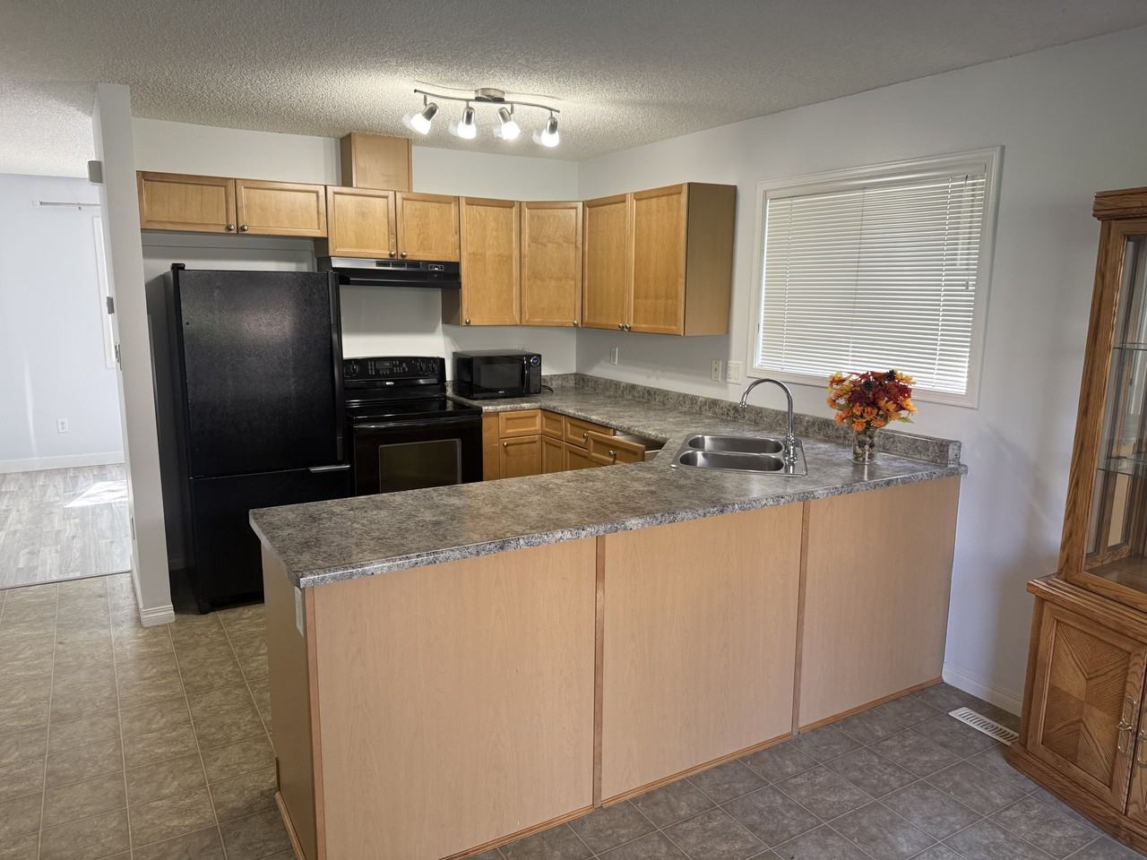 16 Hyndman Cres Nw - Photo 2 of 34