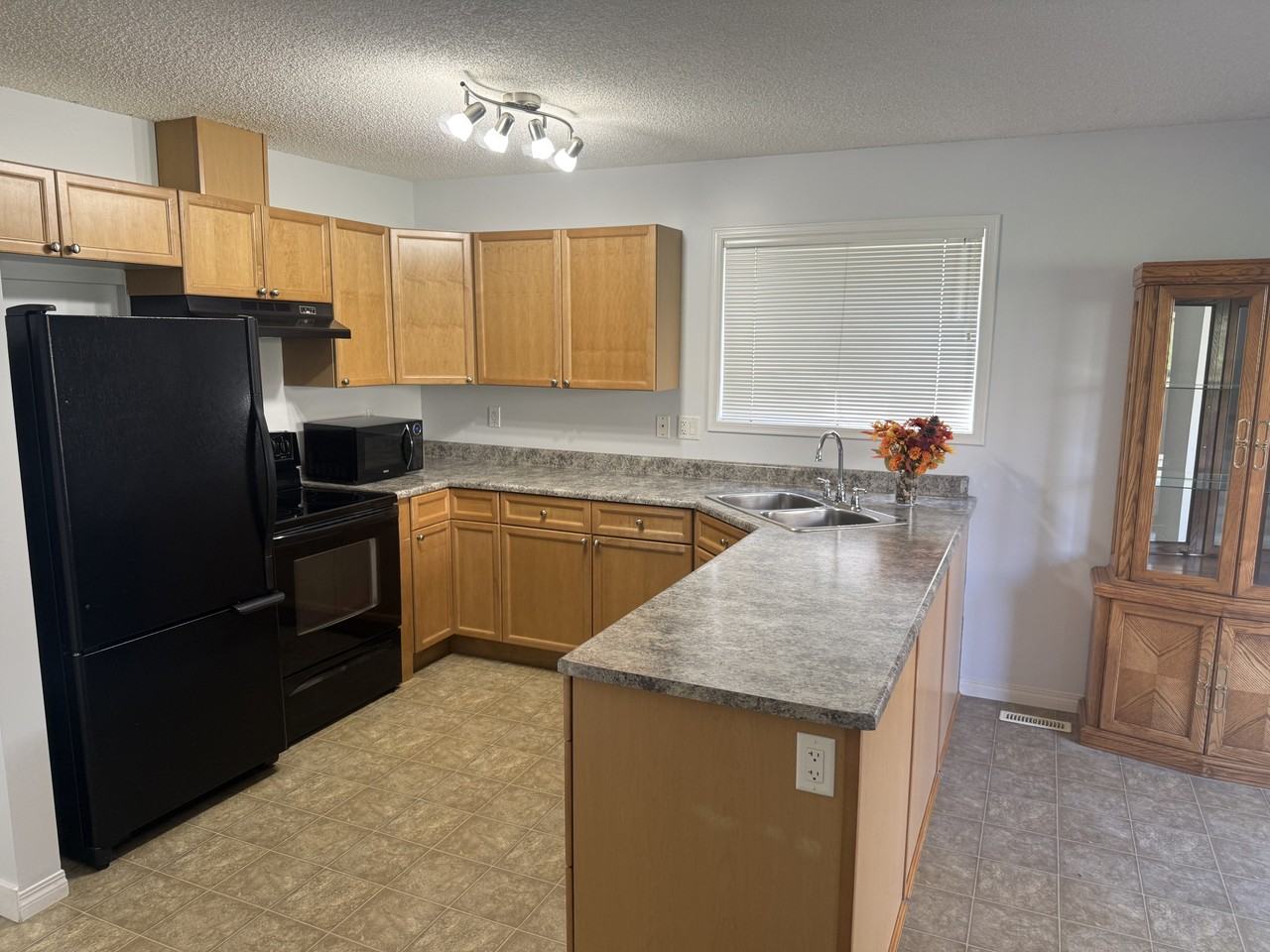 16 Hyndman Cres Nw - Photo 3 of 34