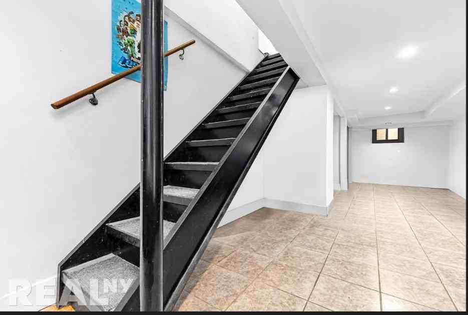 21st St #1R - Photo 2 of 8