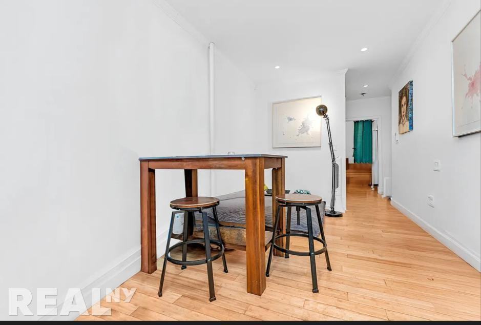 21st St #1R - Photo 3 of 8