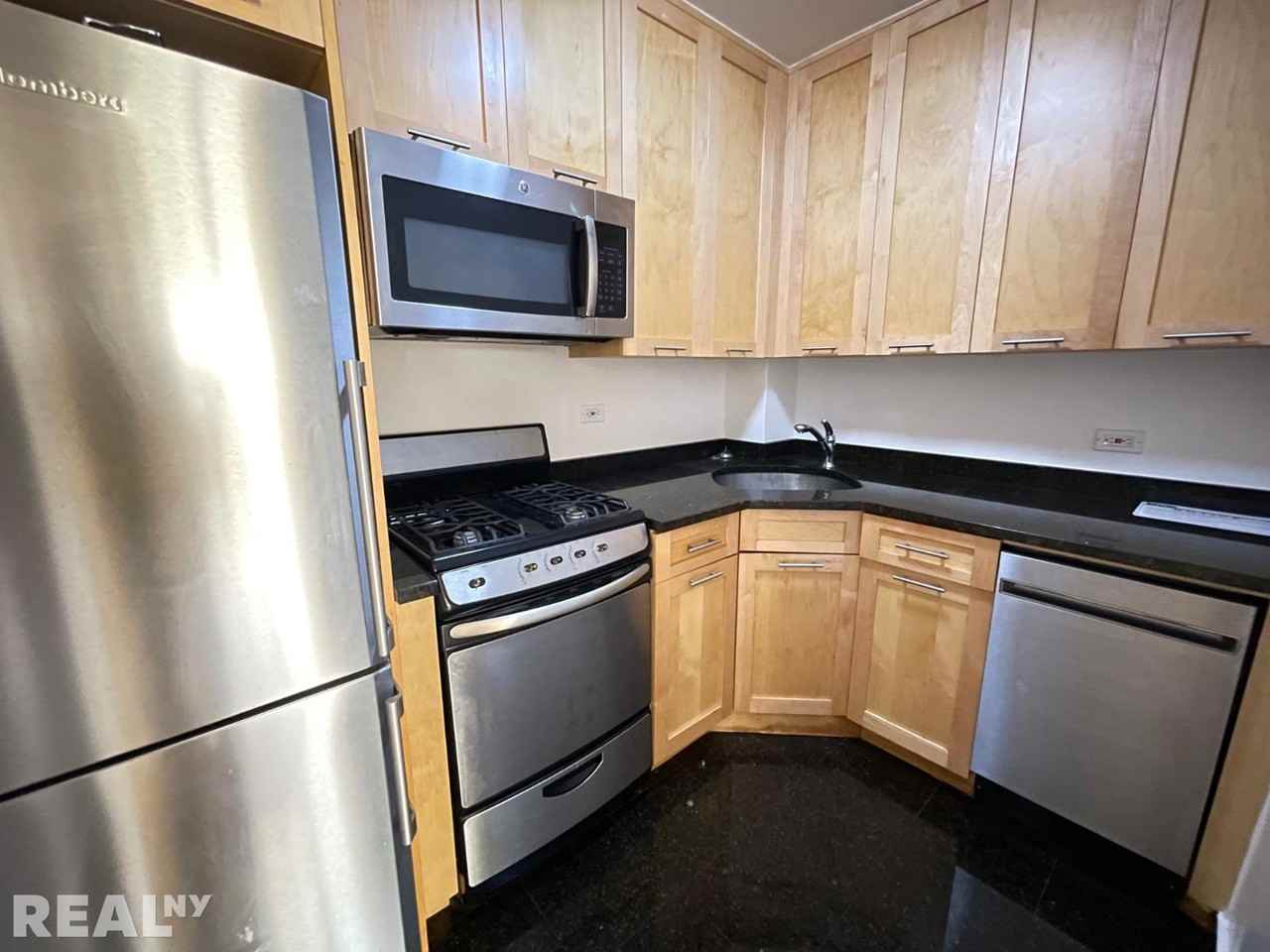 E 79th St #11T - Photo 3 of 4