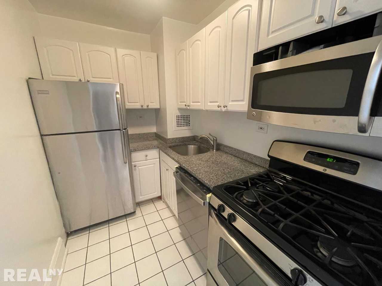 E 79th St #4V - Photo 3 of 4