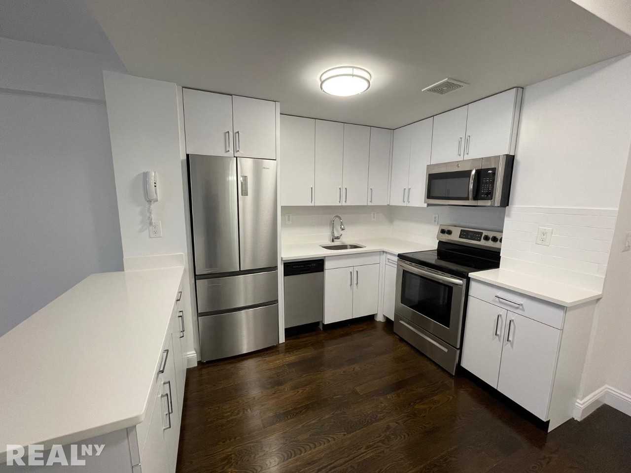 219 E 69th St #7E - Photo 3 of 5