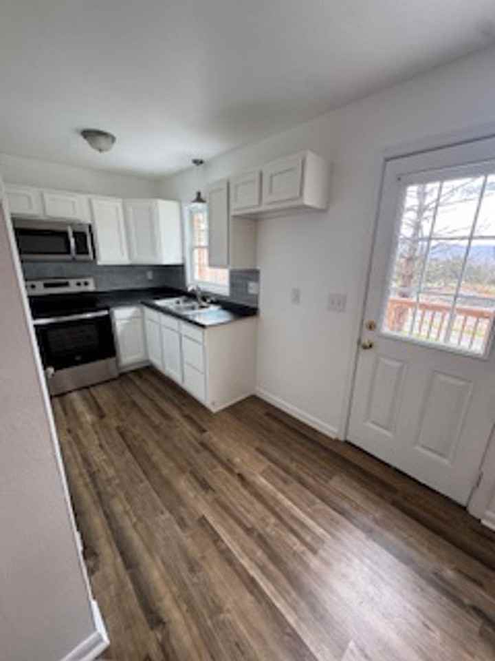 700 Skyline Cir - Photo 2 of 7