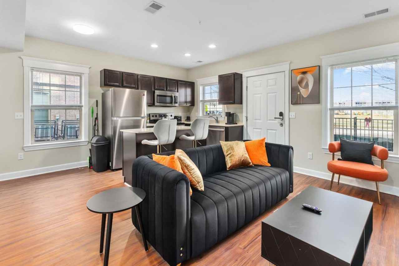 702 E Ferry St #1228684P - Photo 3 of 30