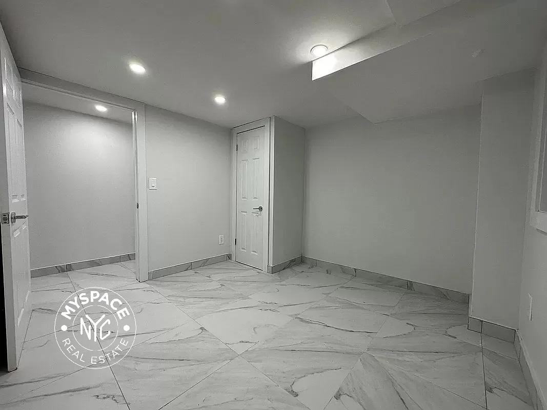 42 Southgate Ct #3 - Photo 3 of 6