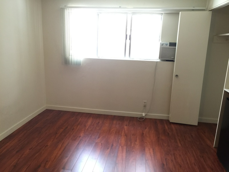 530 Veteran Ave - Photo 2 of 11