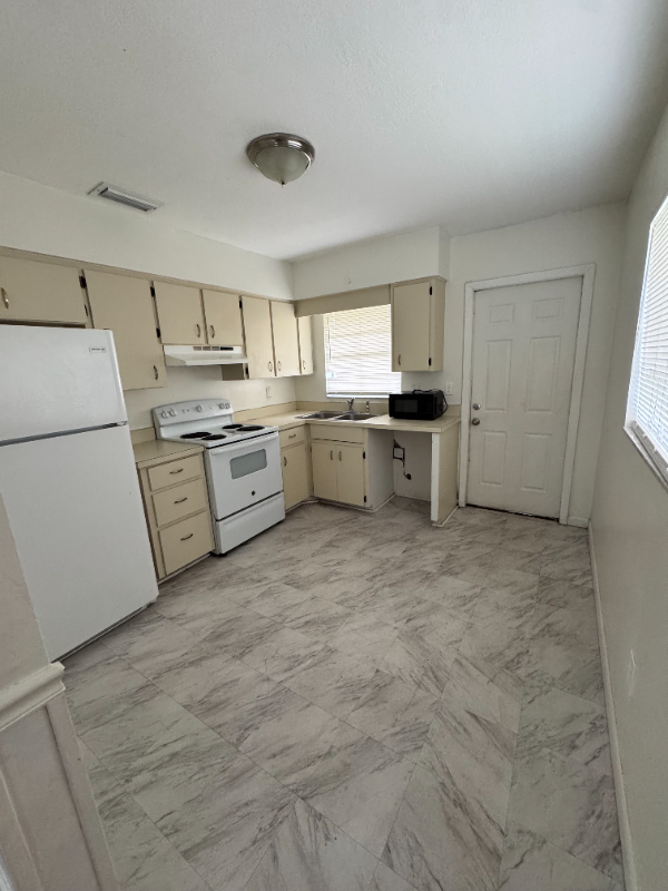 205 Walton Ave - Photo 3 of 8