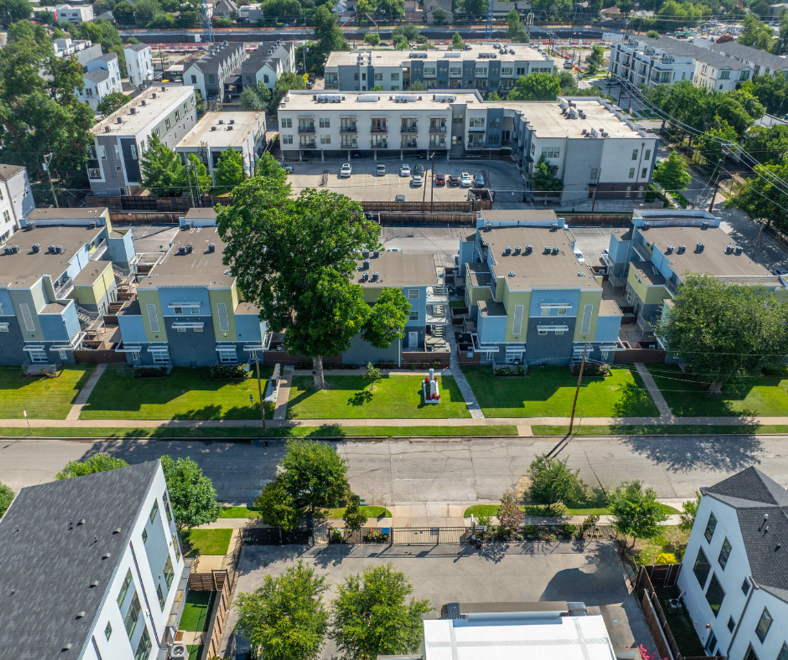 Nuvo Park Place - Photo 5 of 39