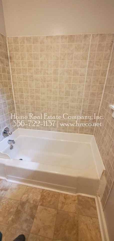 2209 Ne 25th St - Photo 3 of 9