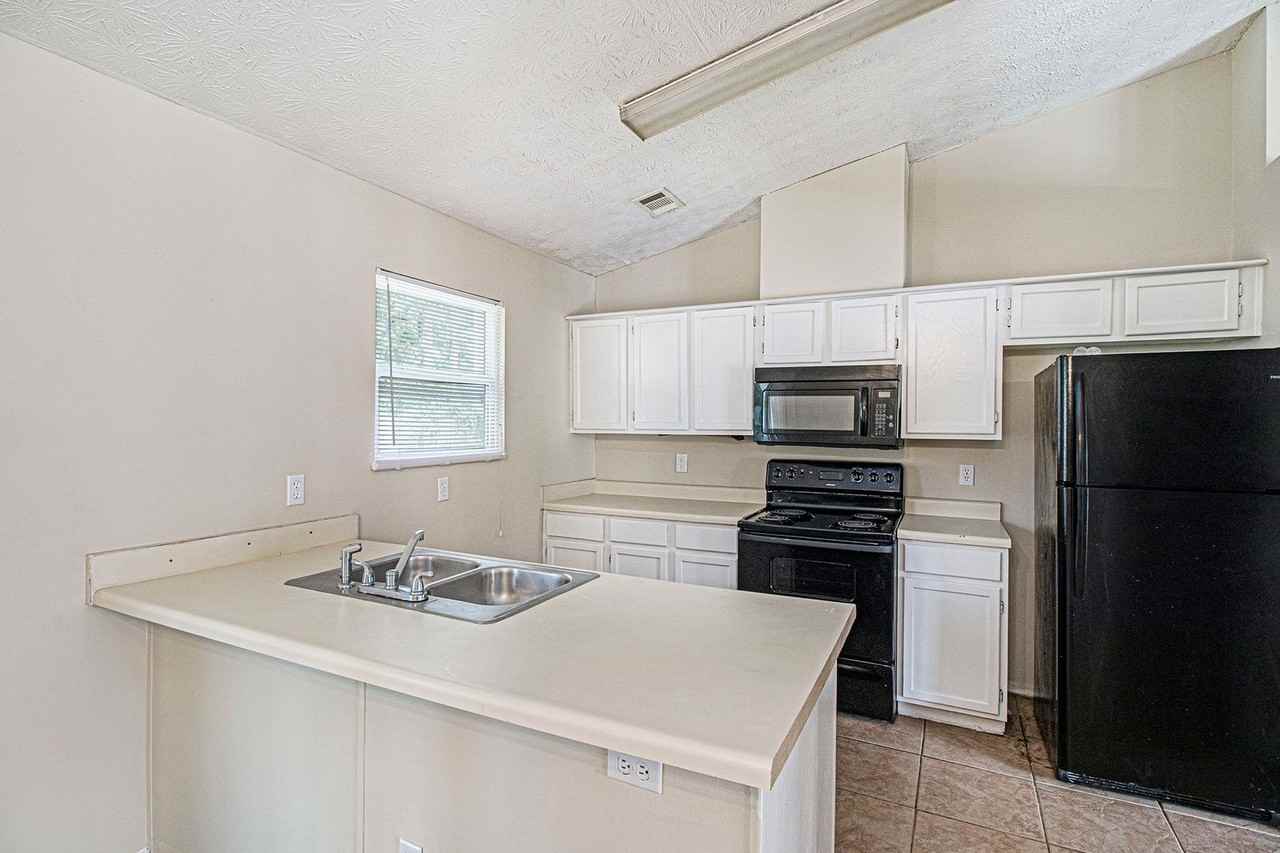 6444 Eastbriar Dr - Photo 5 of 17