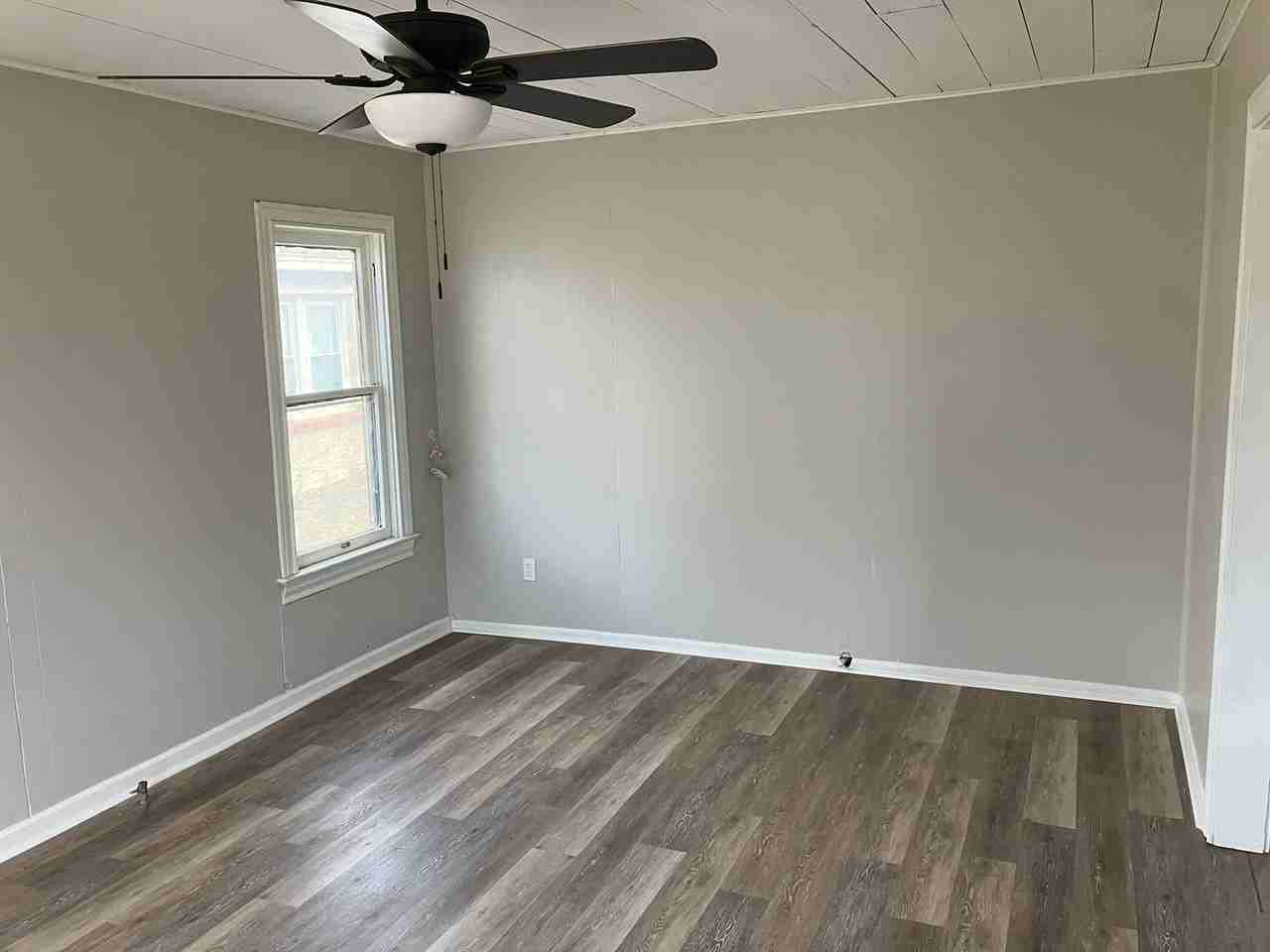 1125 Marshall St - Photo 2 of 8