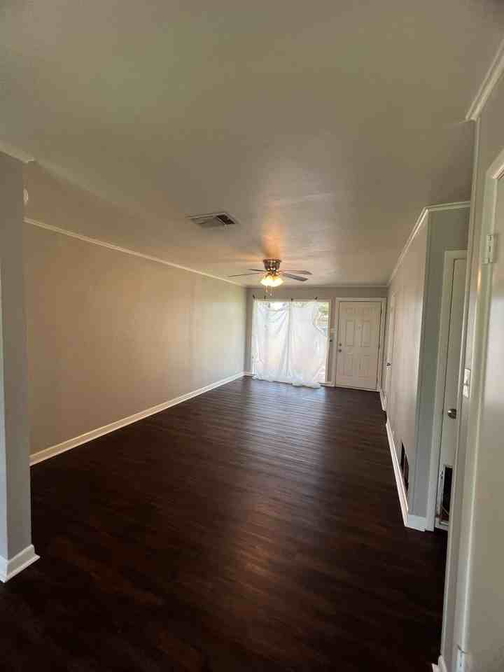 914 Huntington Ln - Photo 3 of 11