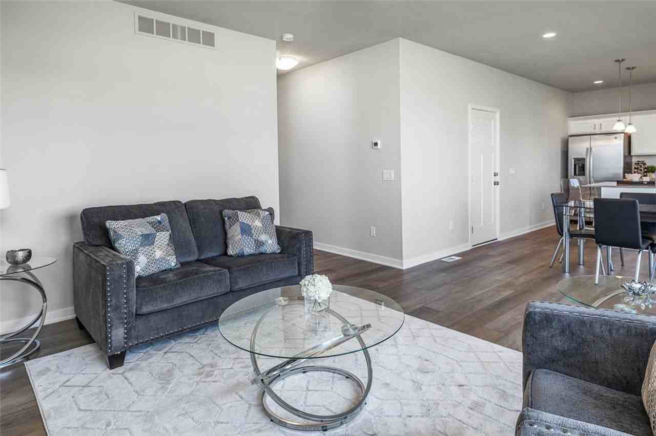 16605 Oakwood Dr - Photo 3 of 20