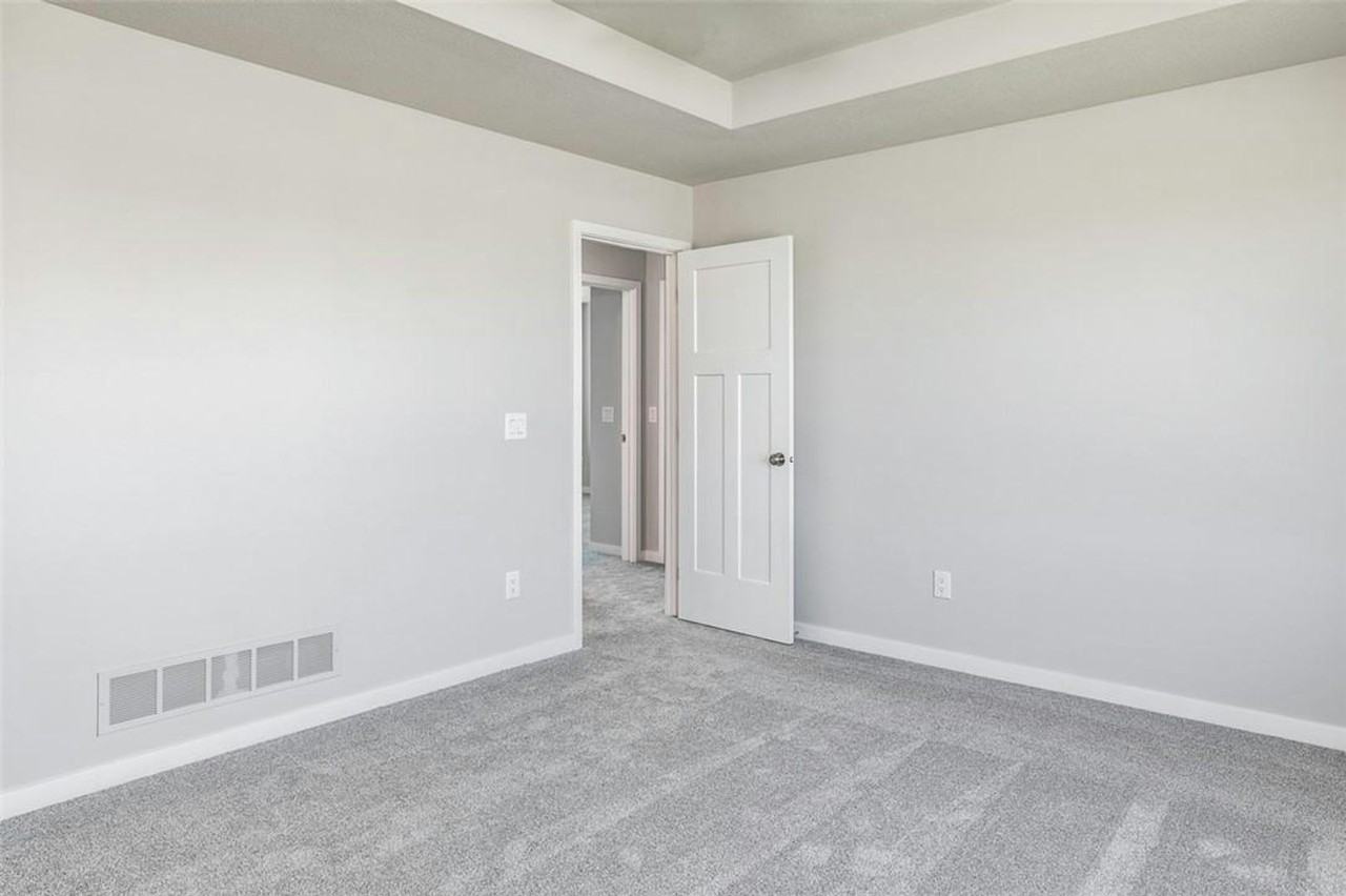 16605 Oakwood Dr - Photo 6 of 20