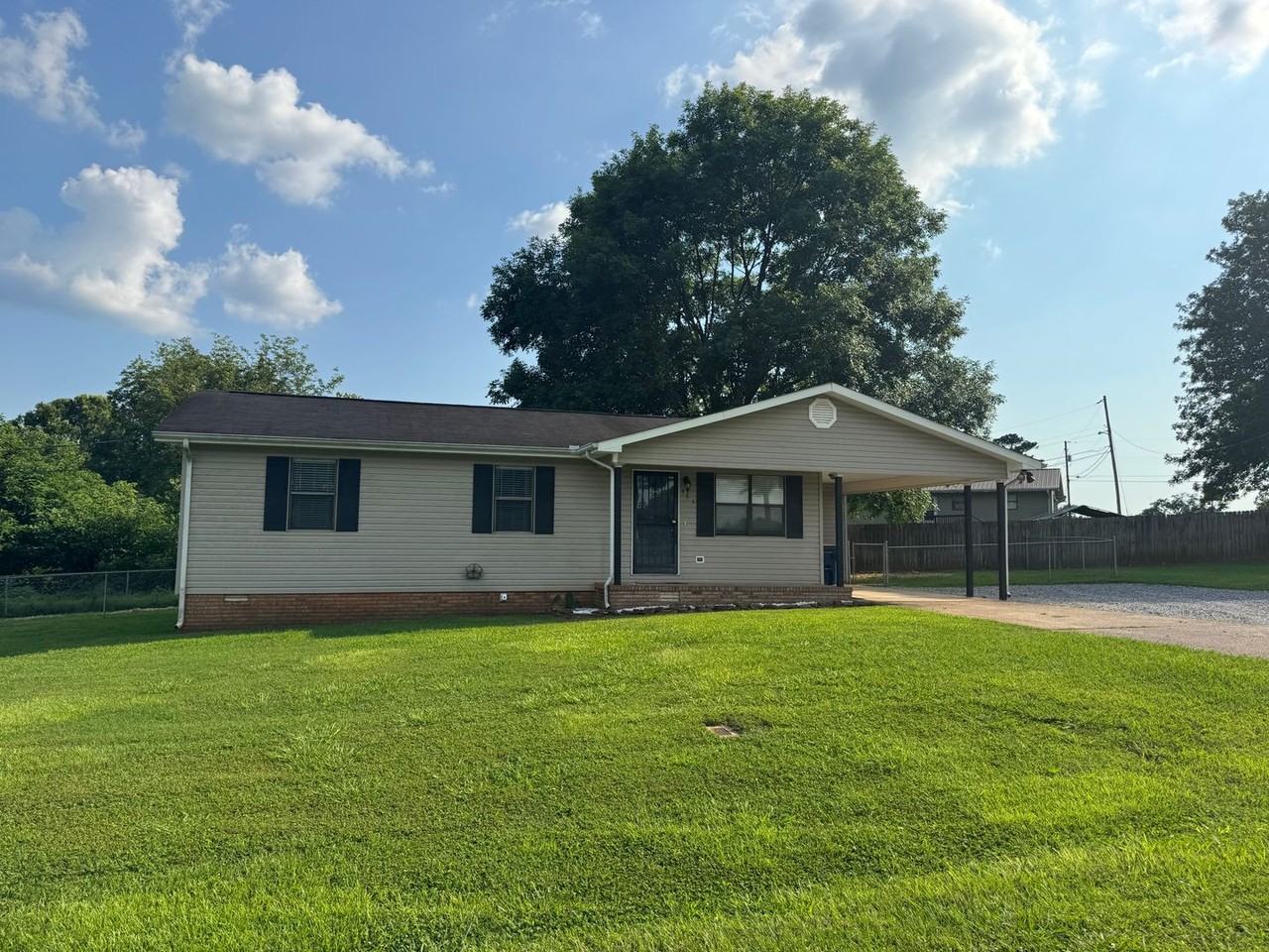 463 Shurbutt Cir - Photo 2 of 18