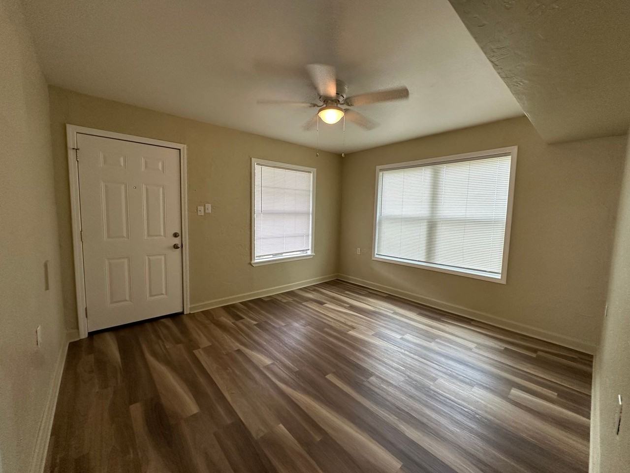 1319 S Houston Ave - Photo 3 of 8