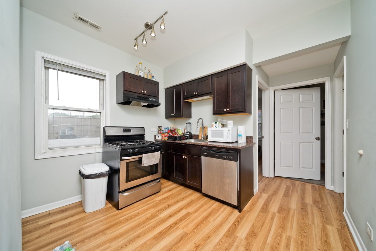 1431 W Flournoy St #2R - Photo 2 of 10