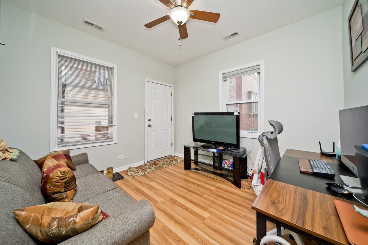 1431 W Flournoy St #2R - Photo 3 of 10