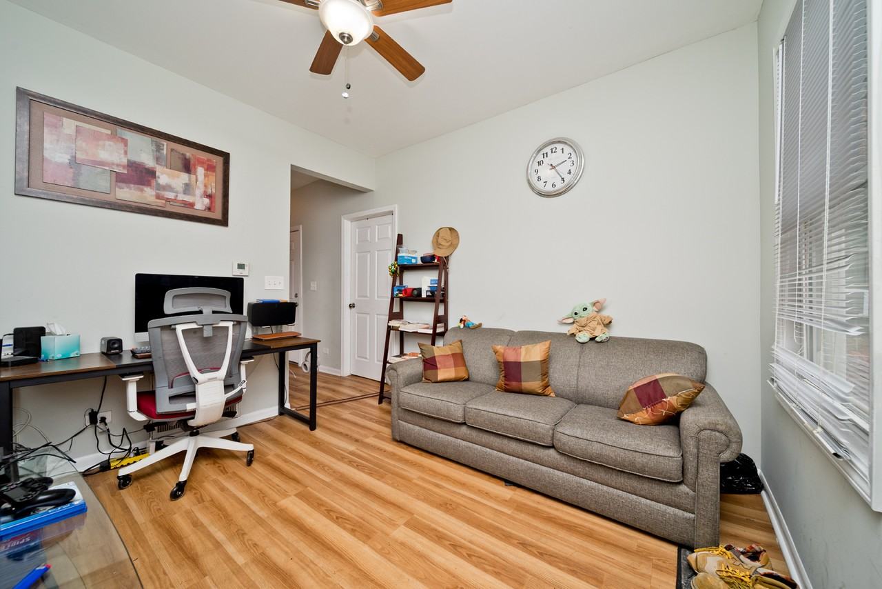 1431 W Flournoy St #2R - Photo 4 of 10