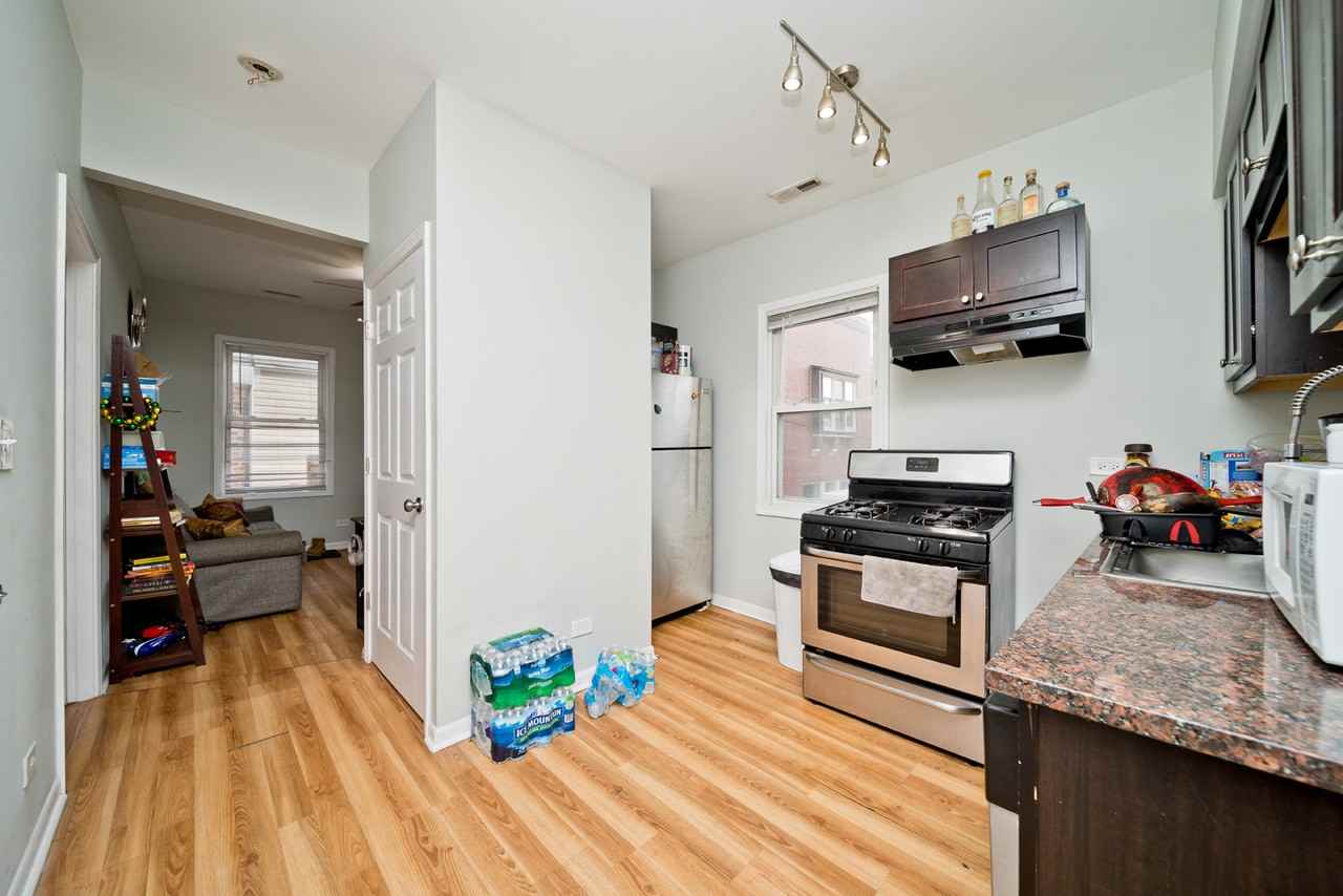 1431 W Flournoy St #2R - Photo 5 of 10