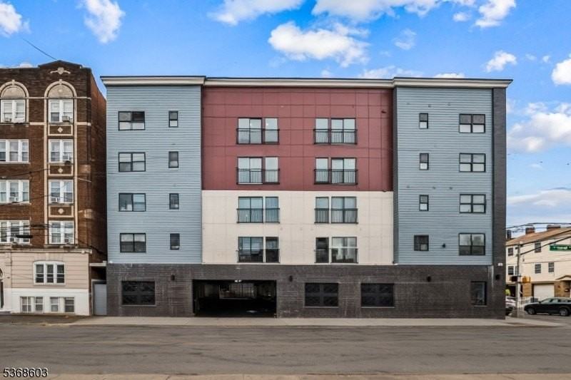 180 Carroll St - Photo 3 of 22