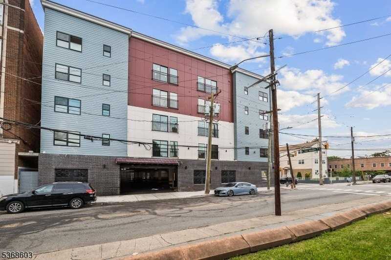 180 Carroll St - Photo 4 of 22