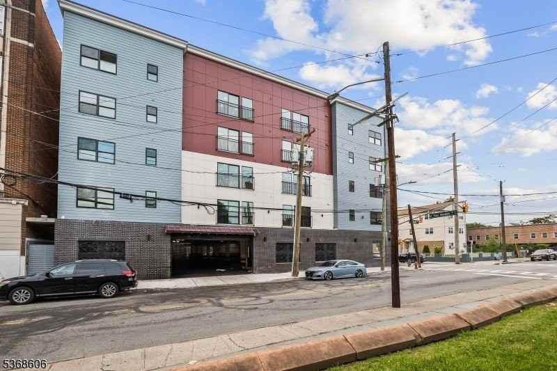 180 Carroll St - Photo 4 of 23