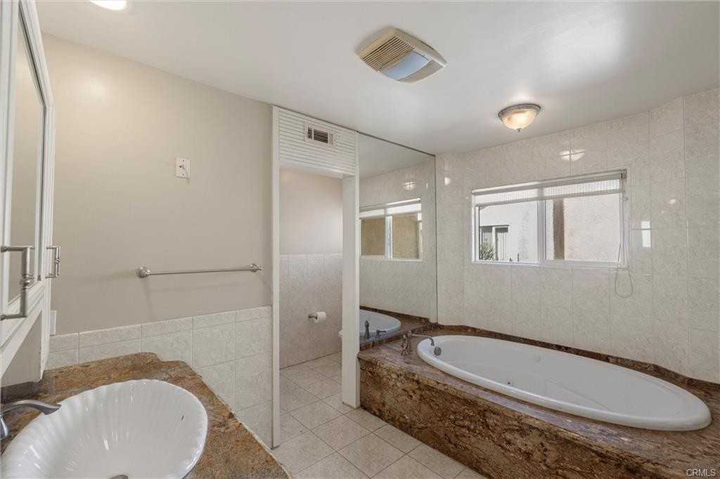 18207 Emelita St - Photo 2 of 8