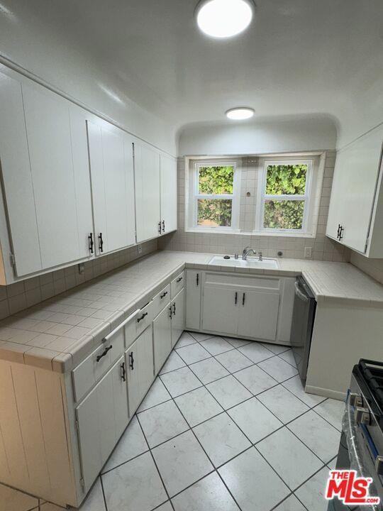 211 S Arnaz Dr - Photo 3 of 8