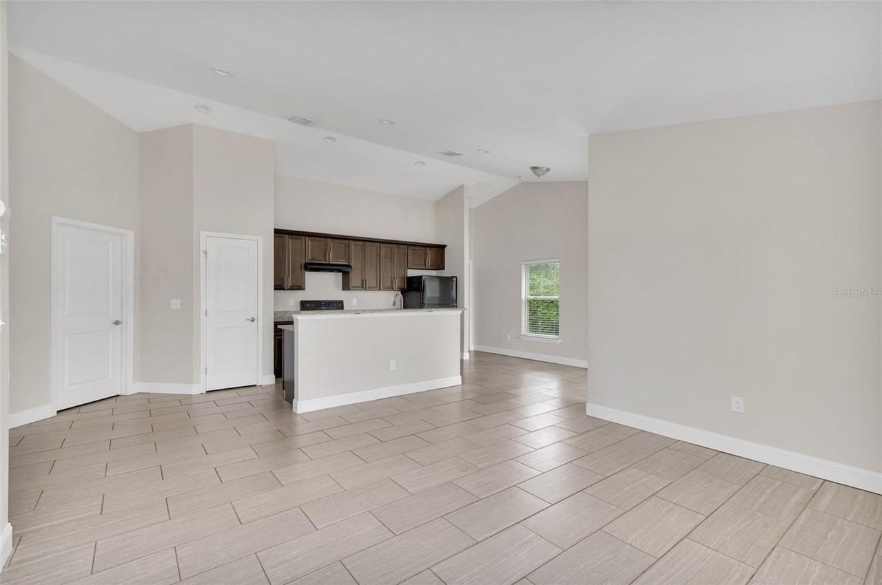 2036 Hillview Cir - Photo 6 of 22