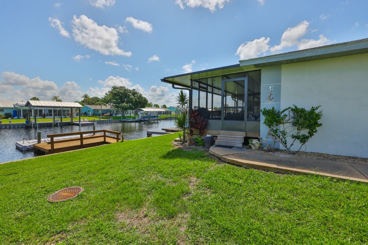 1041 Apollo Beach Blvd - Photo 7 of 35