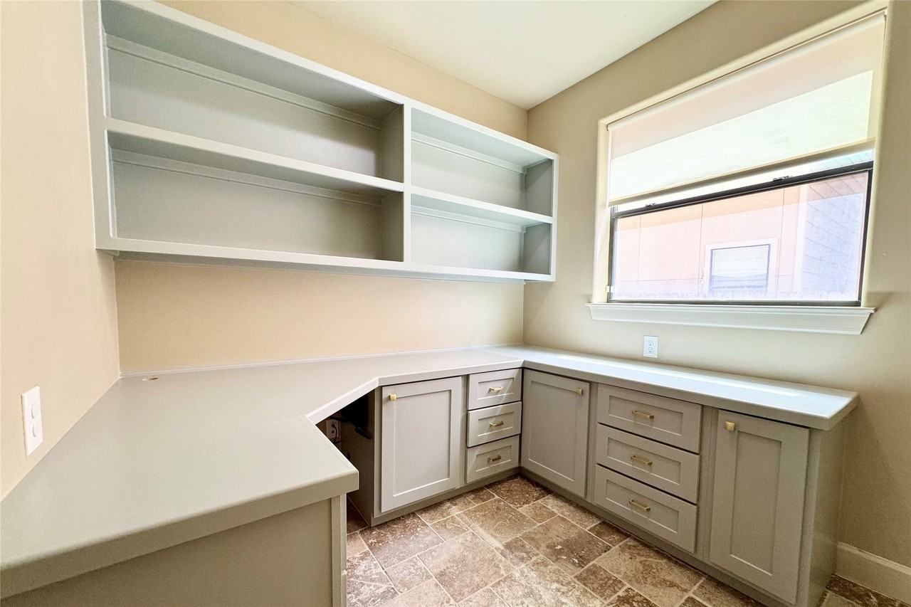 2304 Couch St - Photo 3 of 37