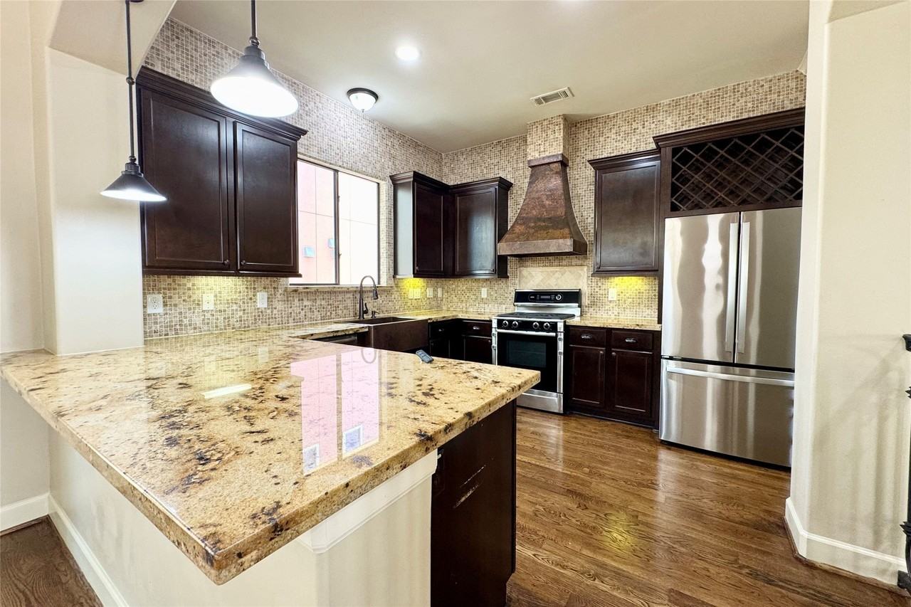 2304 Couch St - Photo 5 of 37