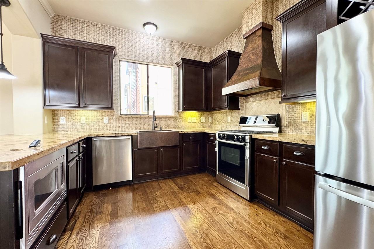 2304 Couch St - Photo 6 of 37