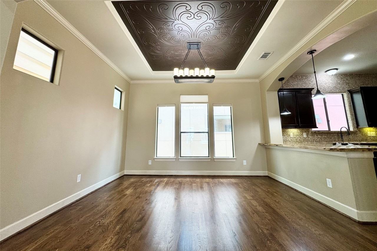 2304 Couch St - Photo 4 of 37