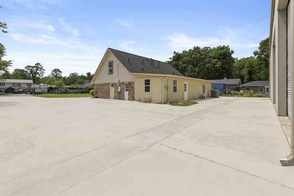 1903 Pinewoods Way - Photo 2 of 18