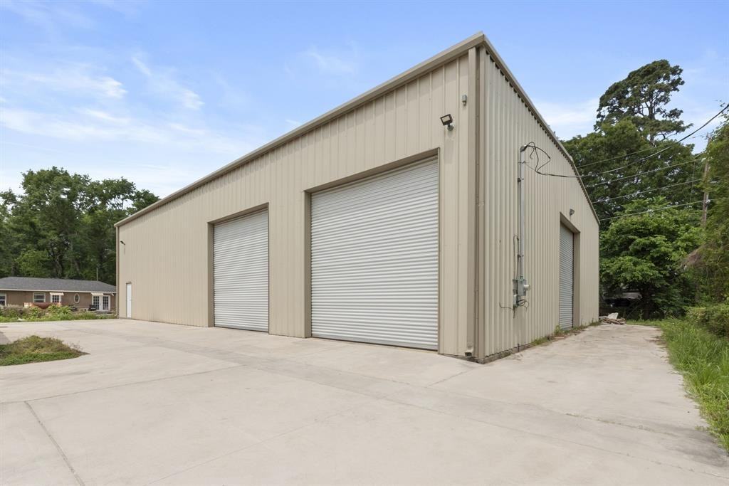 1903 Pinewoods Way - Photo 3 of 18