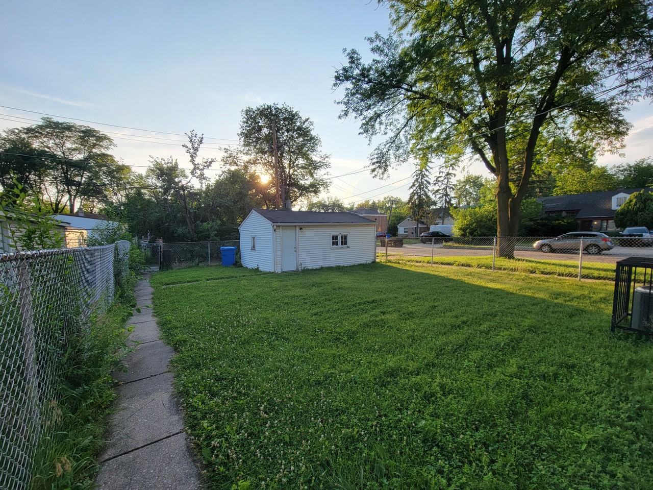 9900 South Paxton Avenue - Photo 4 of 17