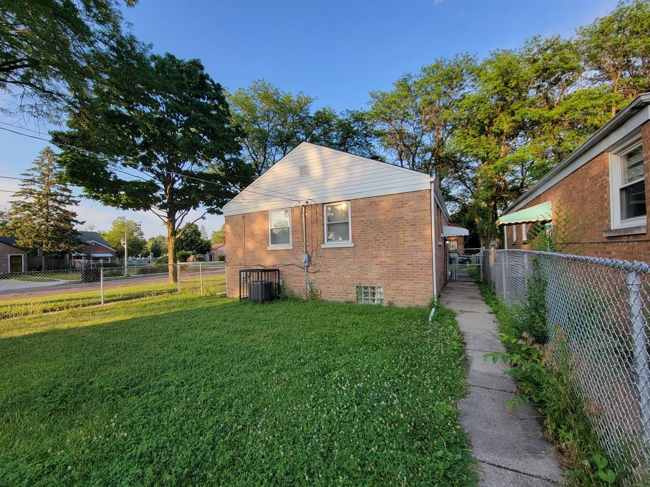 9900 South Paxton Avenue - Photo 3 of 17