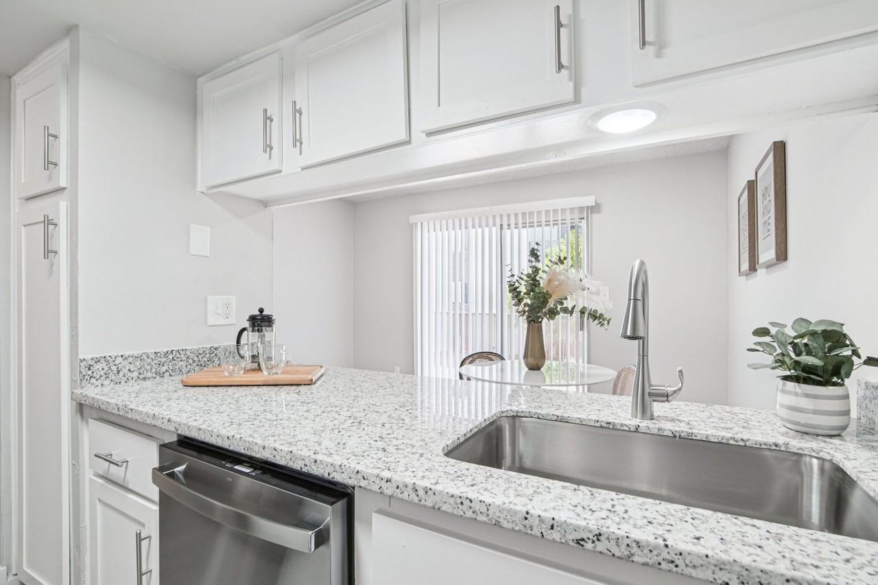 Ardella on 28th - Photo 7 of 28