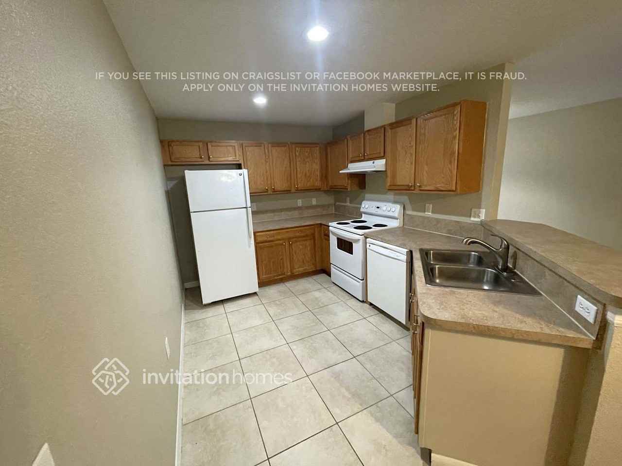 1365 Eagle St - Photo 3 of 13