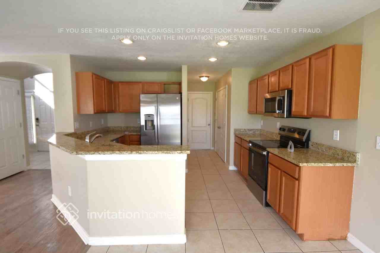 13513 Fladgate Mark Dr - Photo 3 of 10