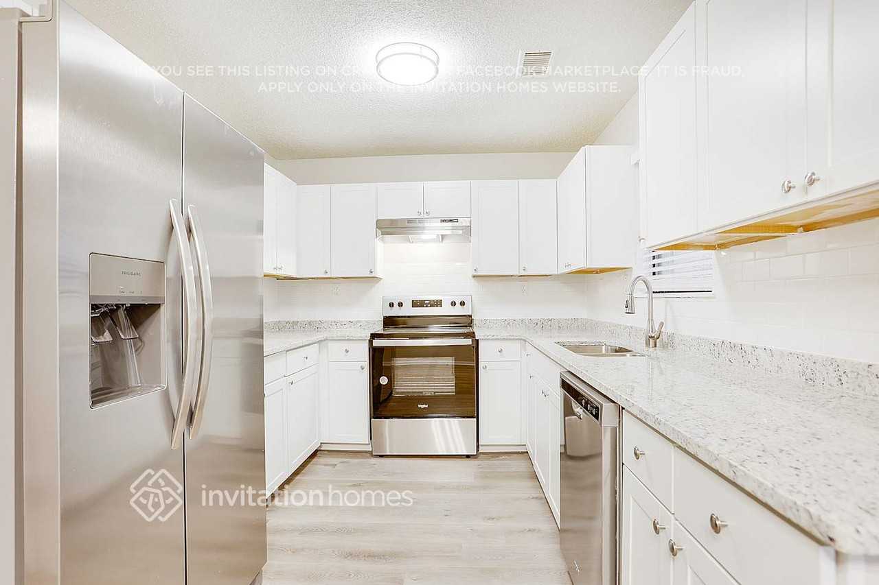 6132 Lakeshore Dr Se - Photo 6 of 19
