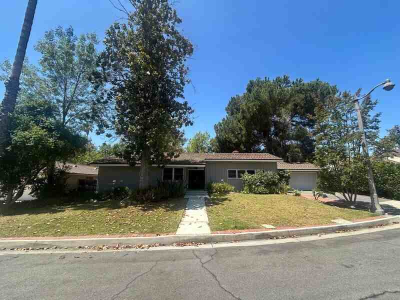 1845 Mcfarlane St - Photo 3 of 35