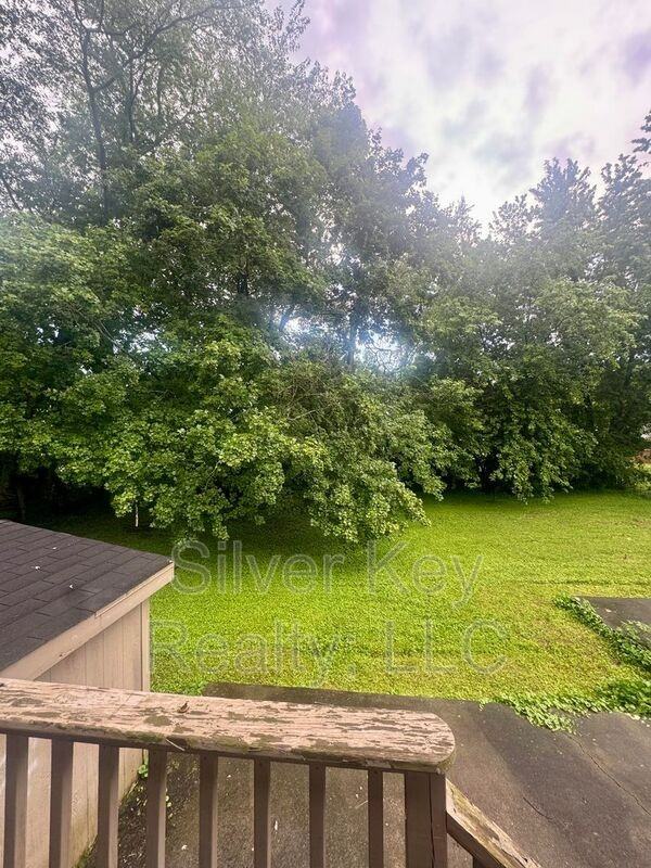 526 Brewer St - Photo 3 of 21